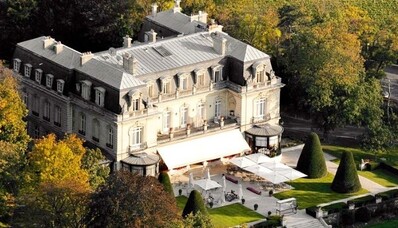 Hyr en helikopter för att flyga till Les Crayères (Reims Champagne)