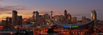 **Skyline de Calgary au crépuscule avec Saddledome au premier plan.**