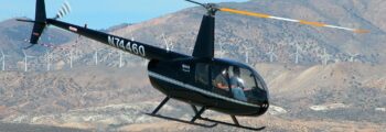 Hélicoptère H160 en vol au dessus des montagnes