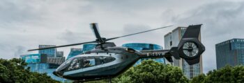 Hélicoptère H160 en vol au dessus des montagnes
