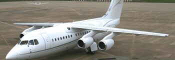 emplacement de jet privé, CRJ 200 intérieur, sièges en cuir gris.