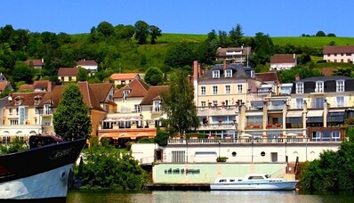 Hyr en helikopter för La Côte Saint-Jacques i Joigny