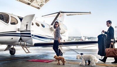 Kan min hund resa med mig på ett privatflygplan?
