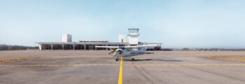 Entrée de l'aéroport d'Aberdeen, ciel nuageux en arrière-plan.