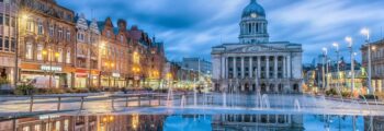 Paysage urbain de Glasgow avec bâtiments historiques et modernes.