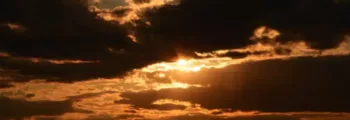 Location jet privé : Avion dans ciel nuageux.