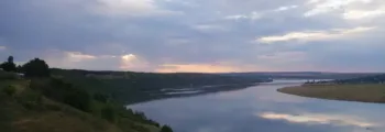 Coucher de soleil, longue jetée, oiseau à l'horizon.