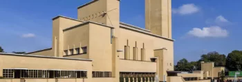 Vue Bergame historique, clocheton pierre, journée lumineuse.