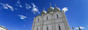 Navire historique Bristol - Journée ensoleillée, ciel bleu clair.