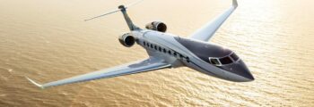 G550 jet privé en vol au dessus des nuages au couché de soleil
