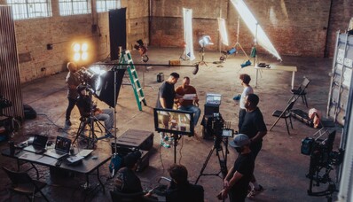 Transport av filmteam och produktionsutrustning: anlita privatflyg.
