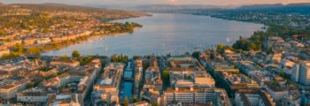 Voyage de Paris à Calvi : vue aérienne de ville côtière