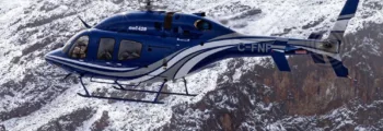 Hélicoptère H160 en vol au dessus des montagnes