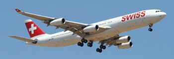 BBJ en vol avec couché de soleil au dessus de la mer et des côtes