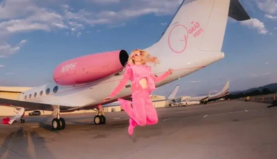 Sliv Air: Paris Hilton skriver på en Gulfstream i sin egen image